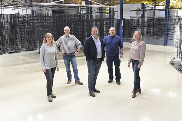 Das Team der EWS GmbH in der Produktionshalle