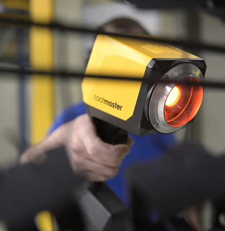 Schichtdickenmessung an einem pulverbeschichteten Bauteil mit Handmessgerät