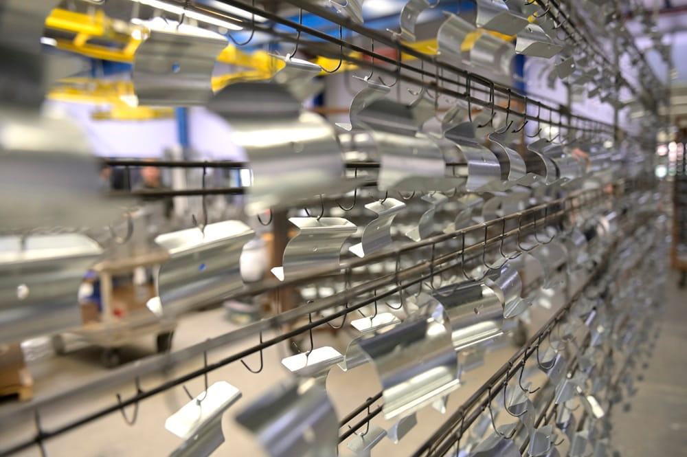 Metallteile, die zur Pulverbeschichtung vorbereitet werden