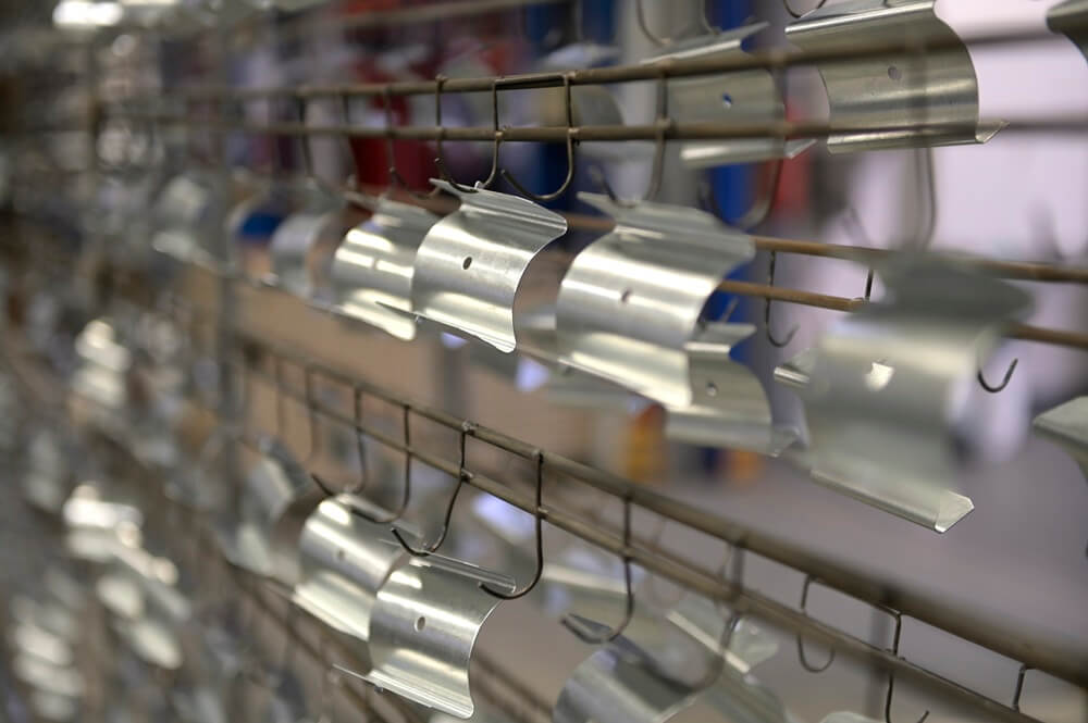 Nahaufnahme von Metallteilen, die pulverbeschichtet werden sollen