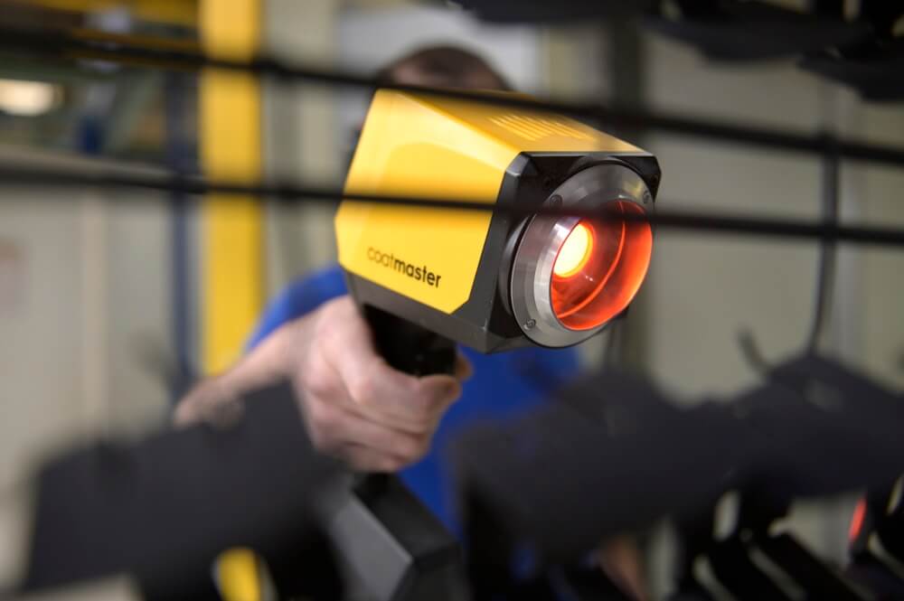 EWS Mitarbeiter bearbeitet Bauteile